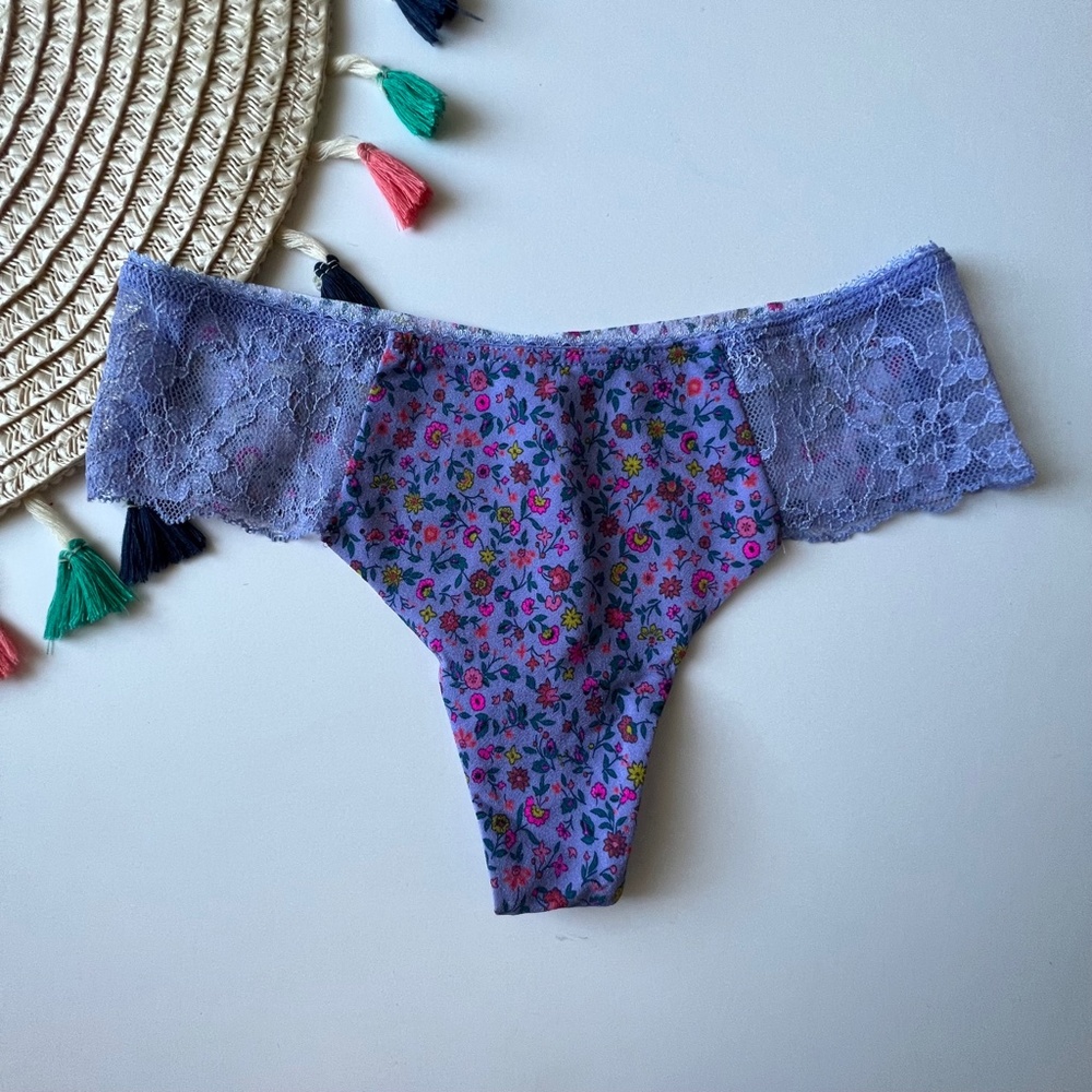 Victoria's Secret Lace-Trim No-Show Thong Panty Purple Ditsy Floral Medium NEW